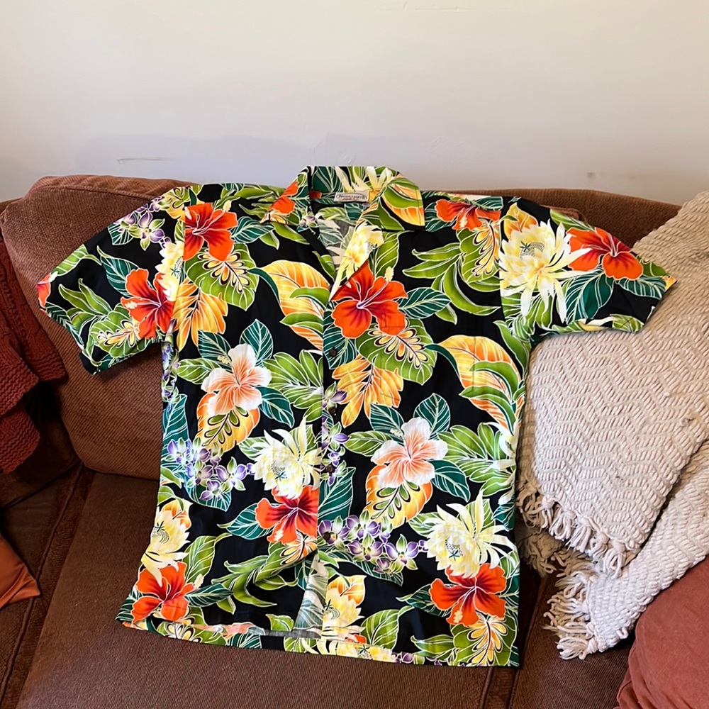Hawaiian flowered shirt. Size L. Worn once.